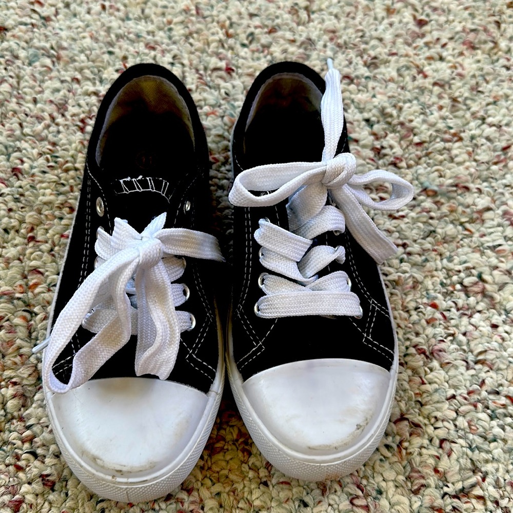 Converse style girls/boys shoes size 11